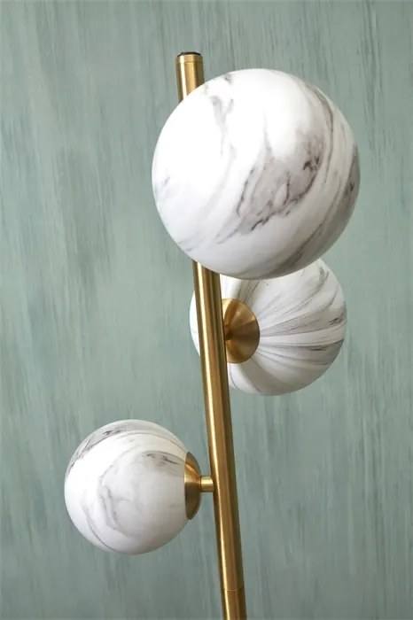Lampadar cu 3 globuri din sticla cu aspect de marmura Carrara