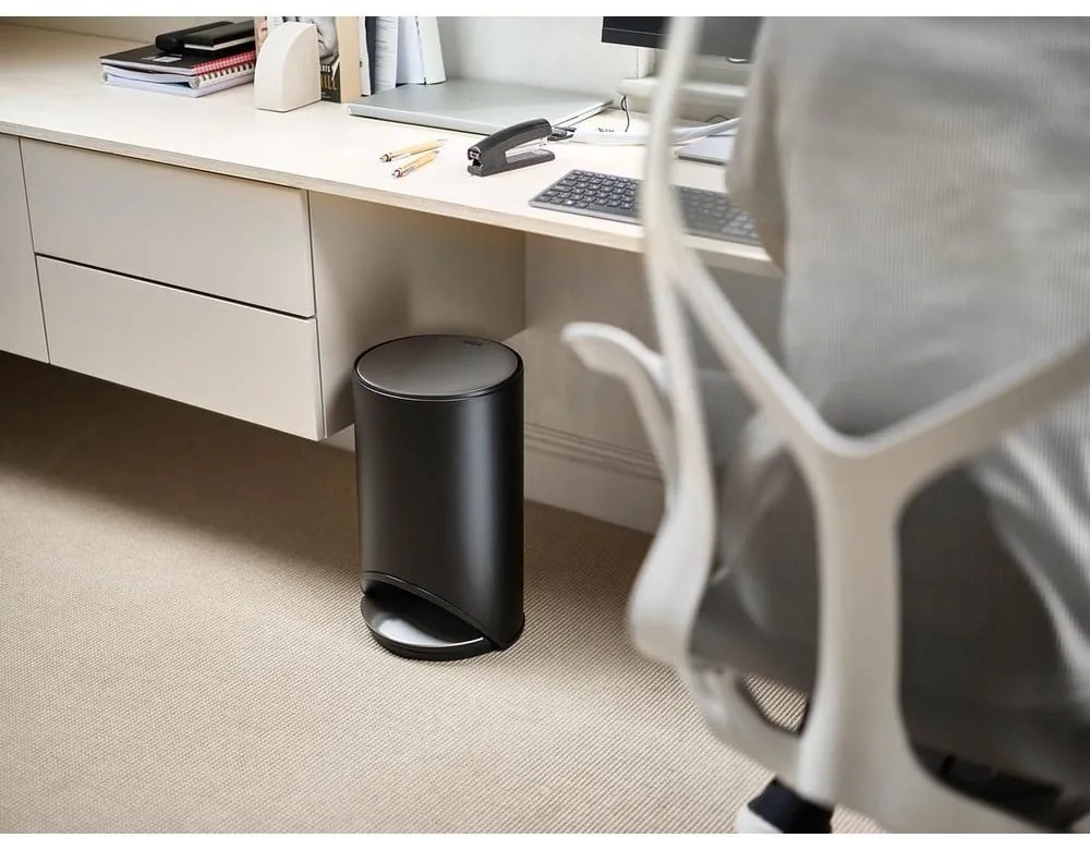 Coș de gunoi negru mat cu pedală din metal 10 l Arc – Joseph Joseph