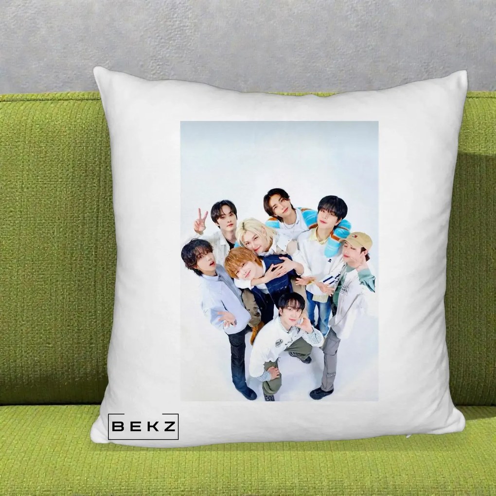 Perna Personalizata K-pop Stray Kids Foto Grup Bleu, 40x40 cm, Alb Pufos, Husa Detasabila, Perna Inclusa, BEKZ®