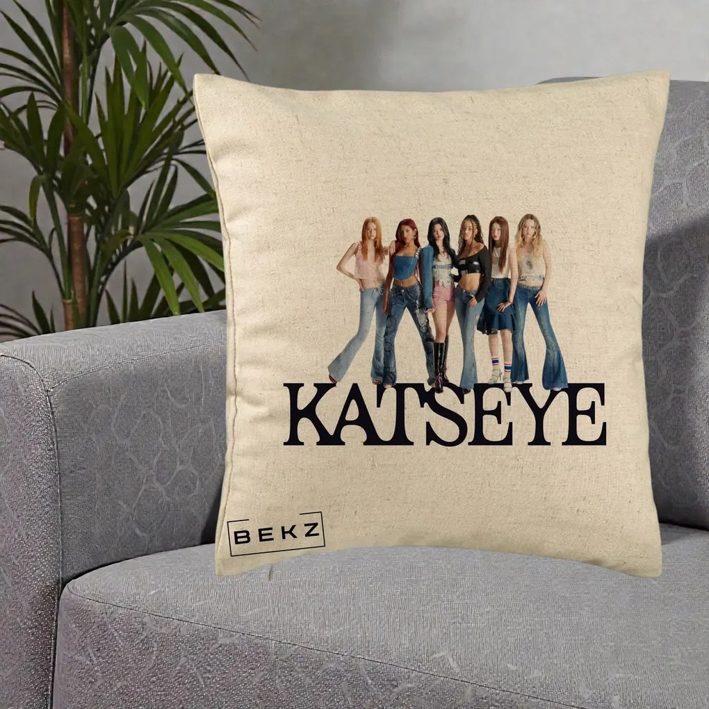 Perna Personalizata K-pop KATSEYE Foto Grup Blugi, 40x40 cm, Bej, Husa Detasabila, Perna Inclusa, BEKZ®