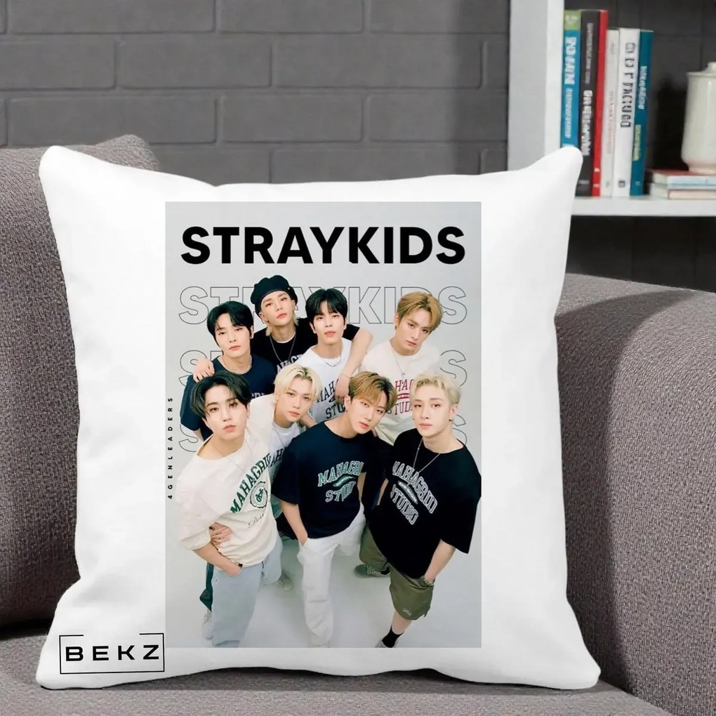 Perna Personalizata K-pop Stray Kids STRAYKIDS Alb-Negru cu Foto Grup, 40x40 cm, Alba Mata, Husa Detasabila, Perna Inclusa, BEKZ®