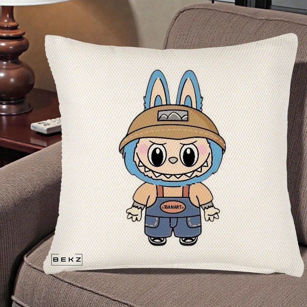 Perna Personalizata Labubu Toanart Blugi, 40x40 cm, Crem Reliefat, Husa Detasabila, Perna Inclusa, BEKZ®