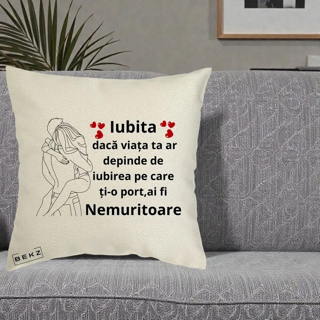Cadou pentru Iubita - Perna Personalizata Iubita Nemuritoare cu Cuplu Line-Art si Inimi Rosii, 40x40 cm, Ecru, Husa Detasabila, Perna Inclusa, BEKZ®