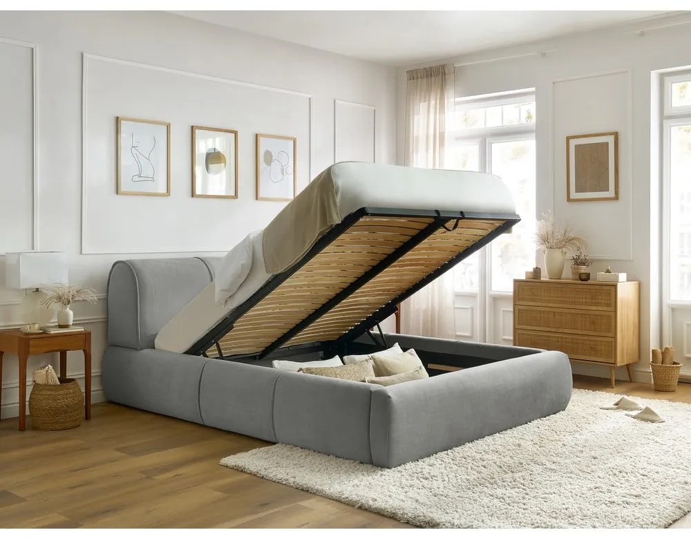 Pat matrimonial gri deschis tapițat cu spațiu de depozitare și somieră 180x200 cm Vernon – Bobochic Paris