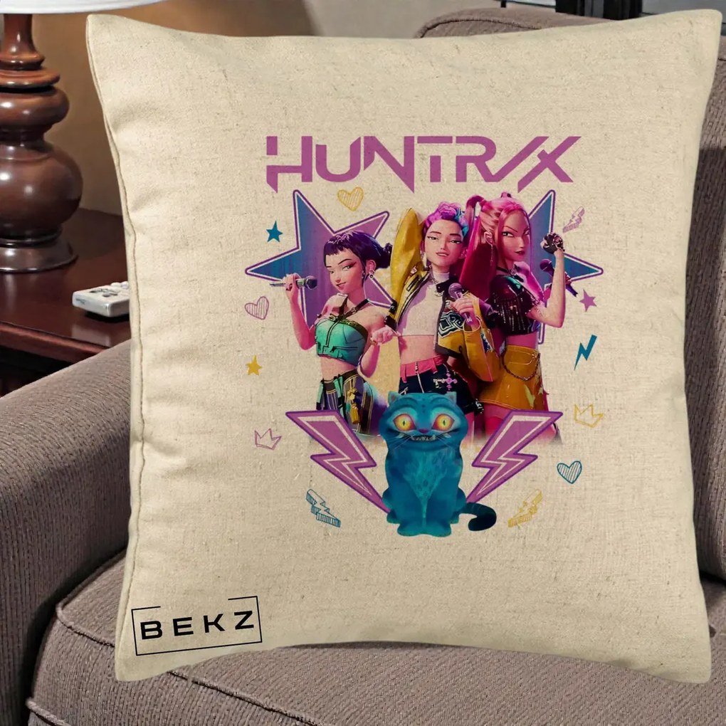 Perna Personalizata K-pop HUNTRX Trio 3D cu Pisica Fulgere, 40x40 cm, Bej, Husa Detasabila, Perna Inclusa, BEKZ®