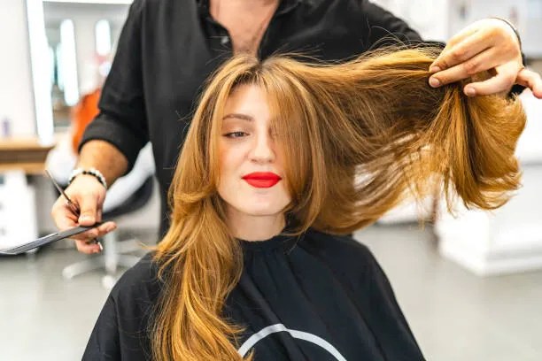 Fotografie Beautiful young woman getting her hair cut, Su Arslanoglu