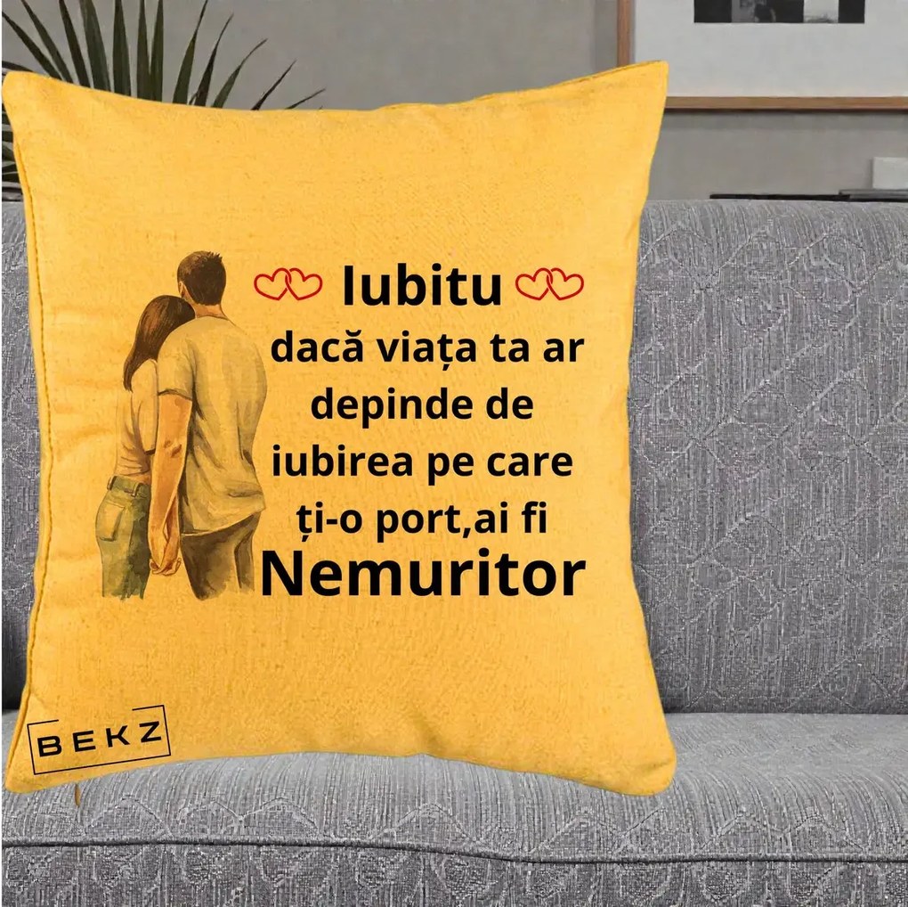 Cadou pentru Iubita - Perna Personalizata Iubitu Nemuritor cu Cuplu Acuarela si Inimi Rosii, 40x40 cm, Galben, Husa Detasabila, Perna Inclusa, BEKZ®