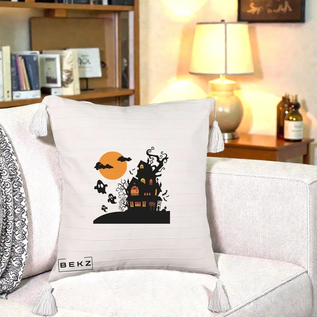 Perna Decorativa Halloween Casa Bantuita cu Fantome, 40x40 cm, Bej cu Franjuri, Husa Detasabila, Perna Inclusa, BEKZ®
