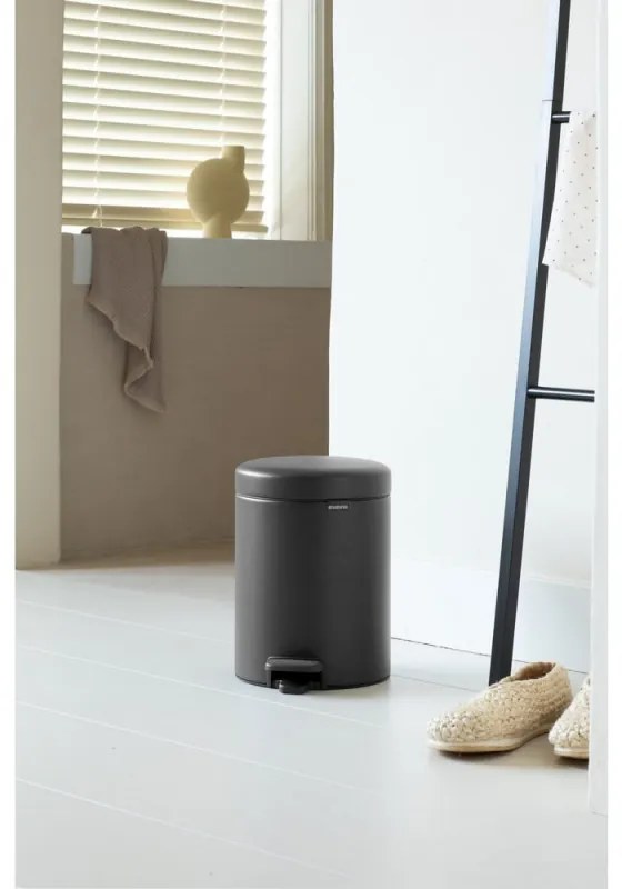 Cos de gunoi cu pedala Brabantia NewIcon 1001103, 5 L, Inchidere lina, Baza antiderapanta, Finisaj mineral, Gri inchis
