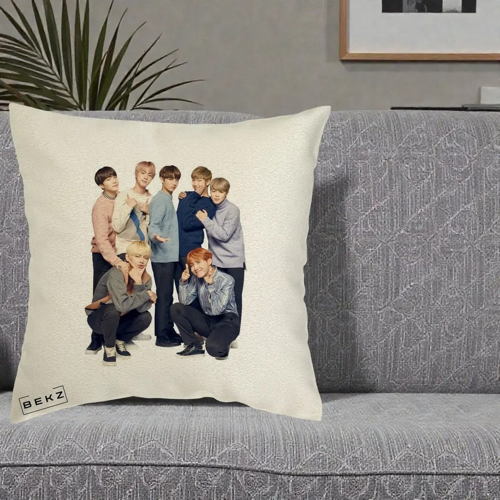 Perna Personalizata K-pop BTS Foto Grup In Picioare Tricoturi, 40x40 cm, Ecru, Husa Detasabila, Perna Inclusa, BEKZ®