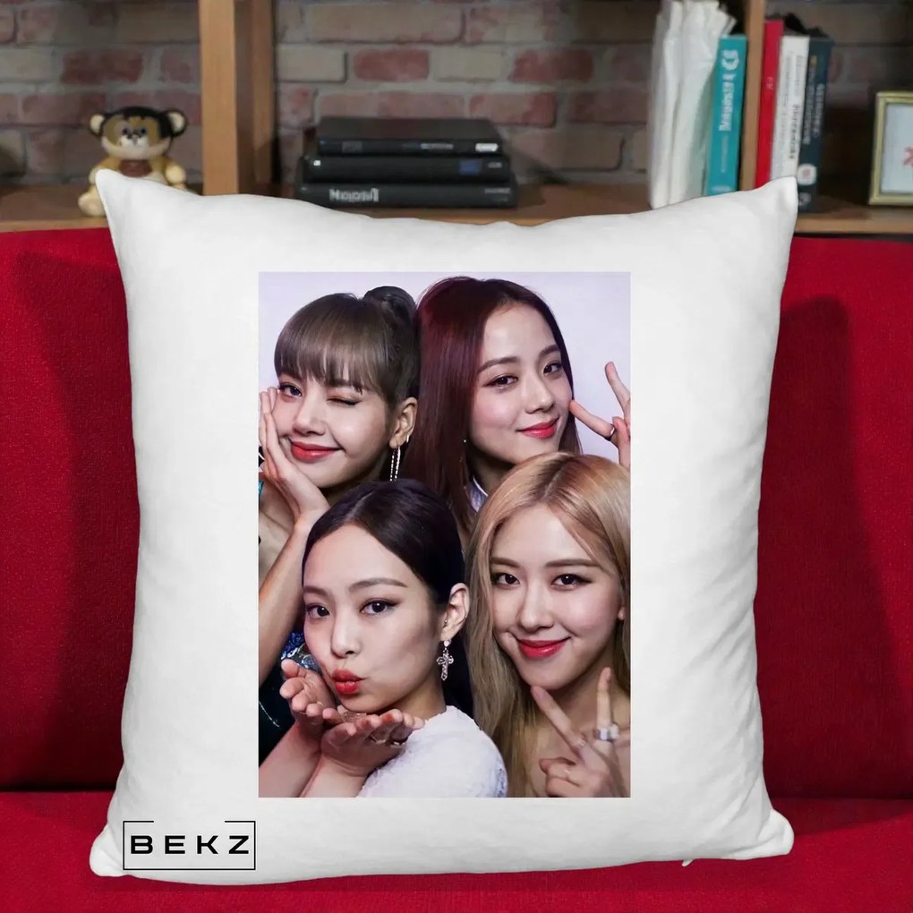 Perna Personalizata K-pop BLACKPINK Foto Grup Selfie 4 Membre, 40x40 cm, Alb Pufos, Husa Detasabila, Perna Inclusa, BEKZ®