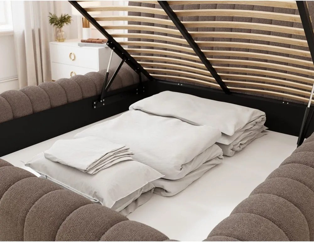 Pat matrimonial maro tapițat cu spațiu de depozitare cu somieră 180x200 cm Carilla – ELTAP