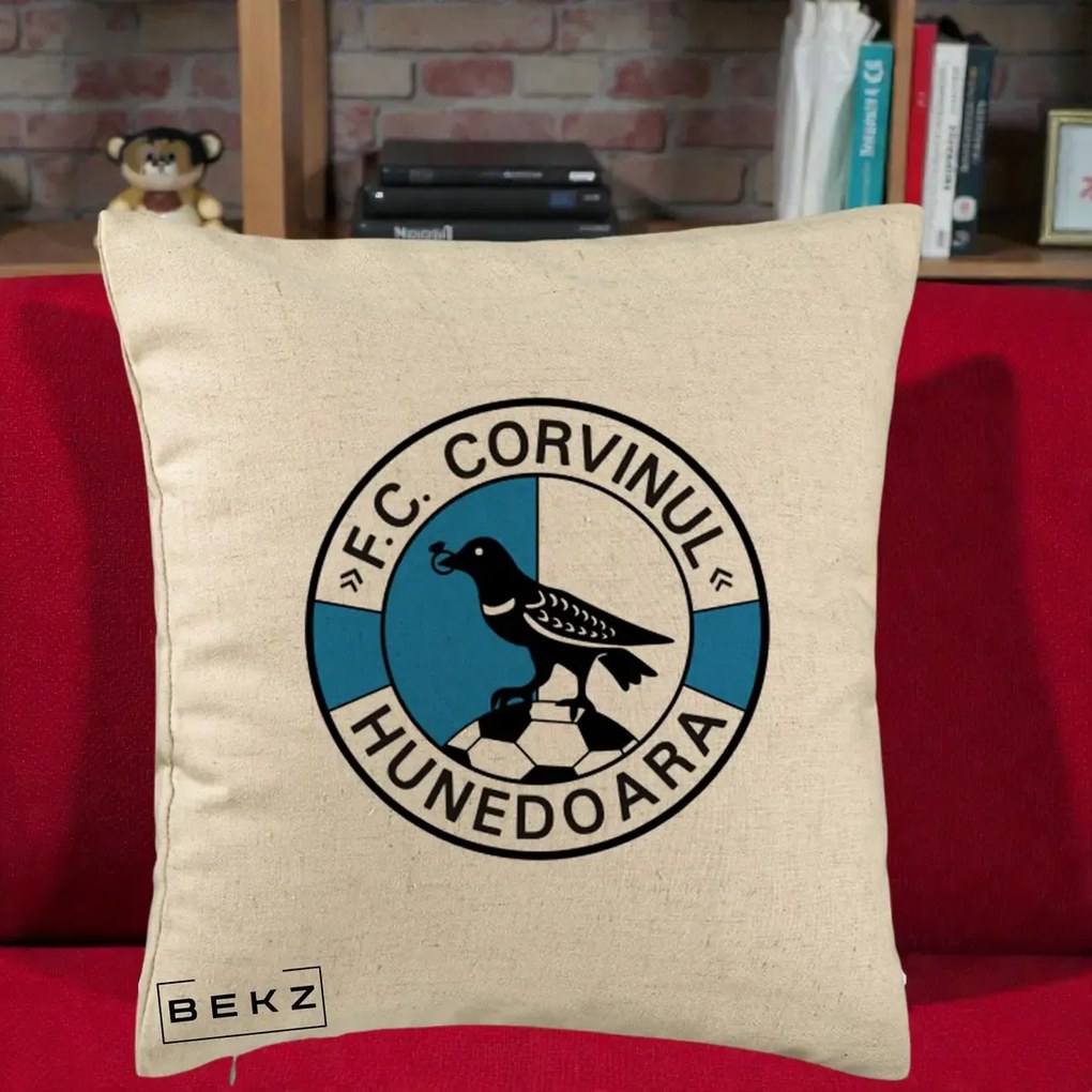 Perna Personalizata FC Corvinul Hunedoara Fotbal, 40x40 cm, Bej, Husa Detasabila, Perna Inclusa, BEKZ®