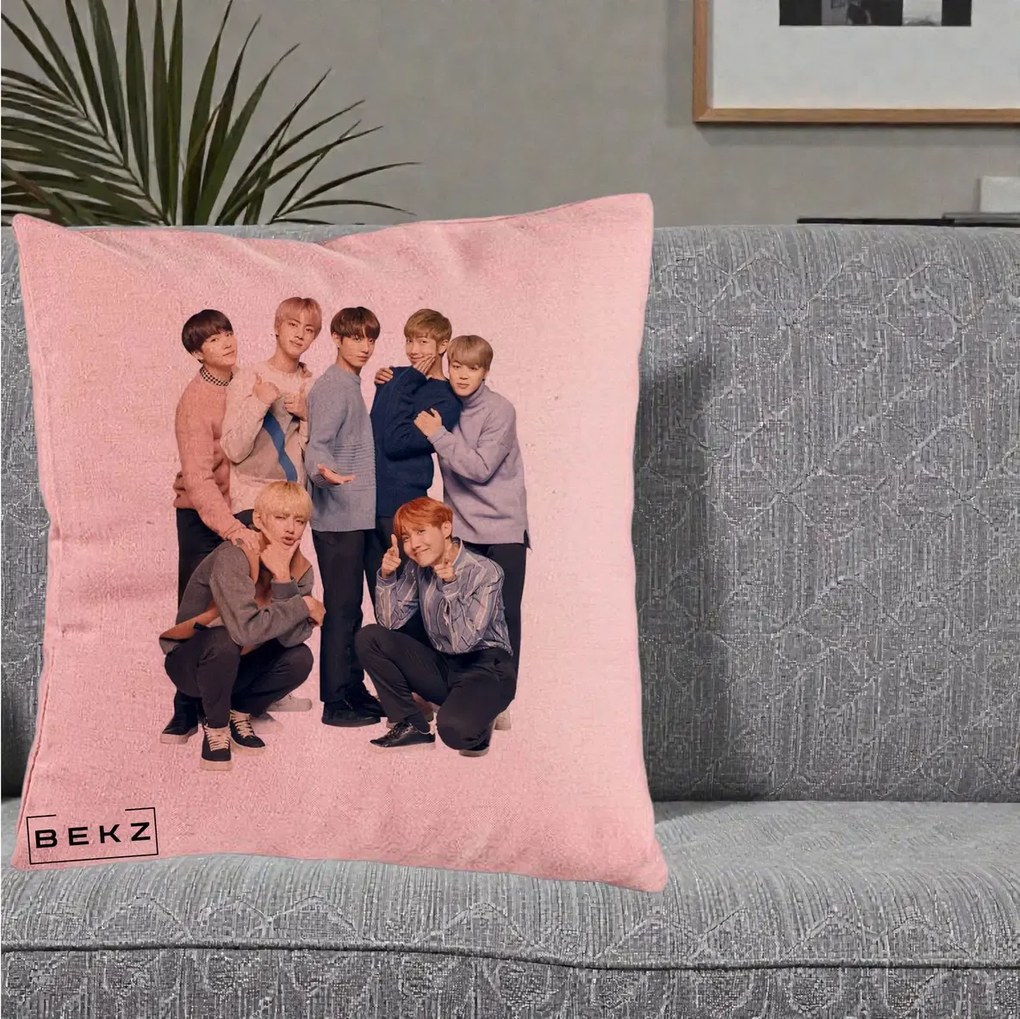 Perna Personalizata K-pop BTS Foto Grup In Picioare Tricoturi, 40x40 cm, Roz, Husa Detasabila, Perna Inclusa, BEKZ®