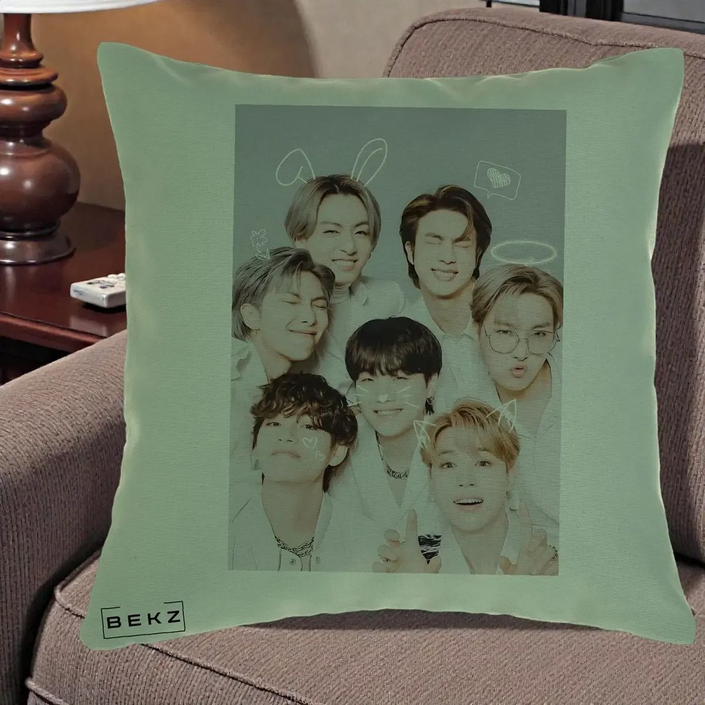 Perna Personalizata K-pop BTS Foto Grup Cute cu Animatii si 7 Membrii, 40x40 cm, Verde, Husa Detasabila, Perna Inclusa, BEKZ®