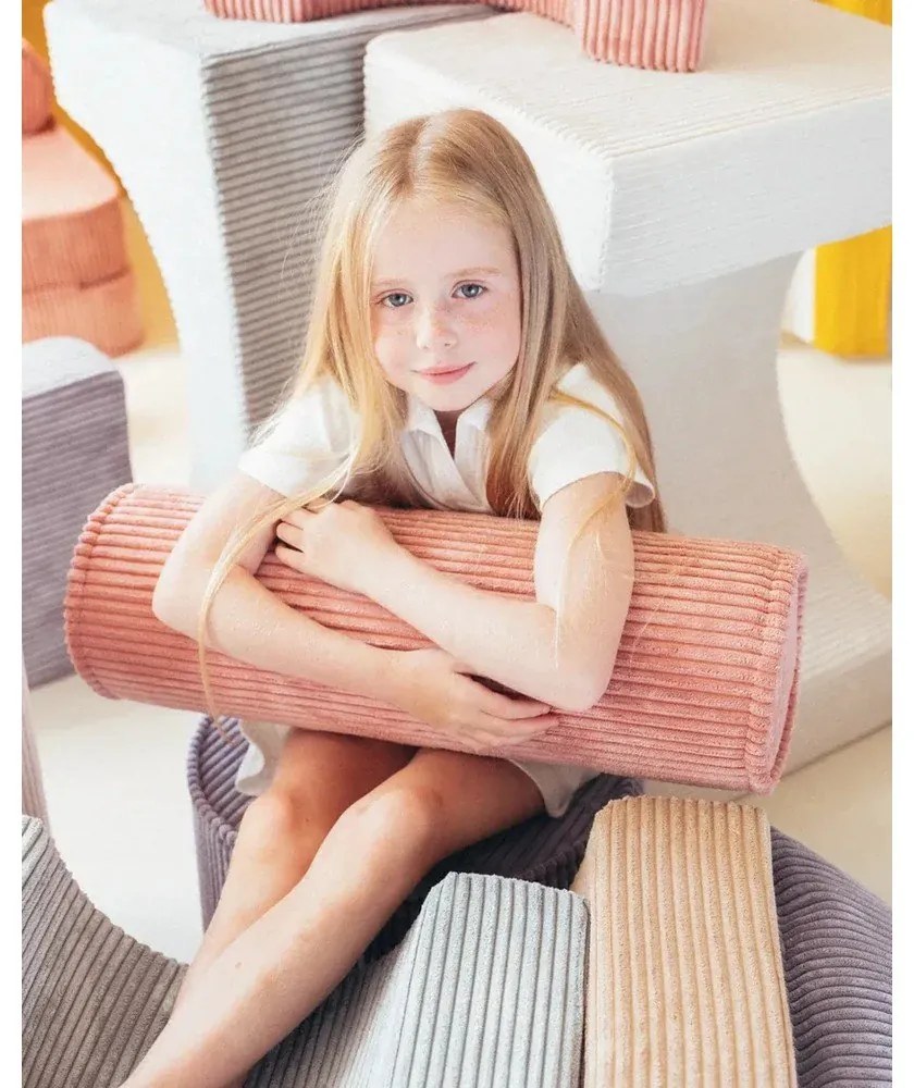 Pernă decorativă pentru copii roz cu tapițerie din catifea reiată Roll – Wigiwama