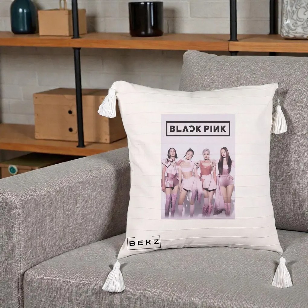 Perna Personalizata K-pop BLACKPINK Poster Roz Tinute Coordonate, 40x40 cm, Bej cu Franjuri, Husa Detasabila, Perna Inclusa, BEKZ®