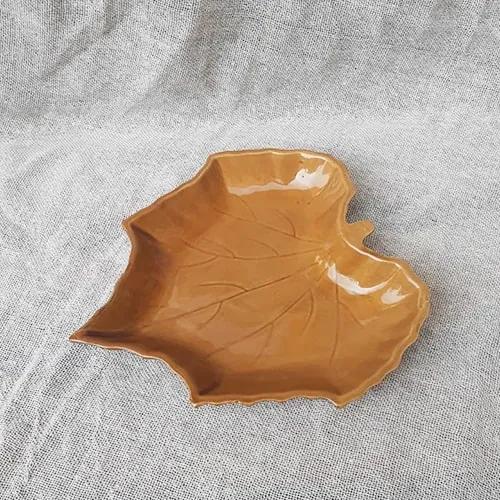 Platou Amber in forma de frunza din ceramica maro 23 cm
