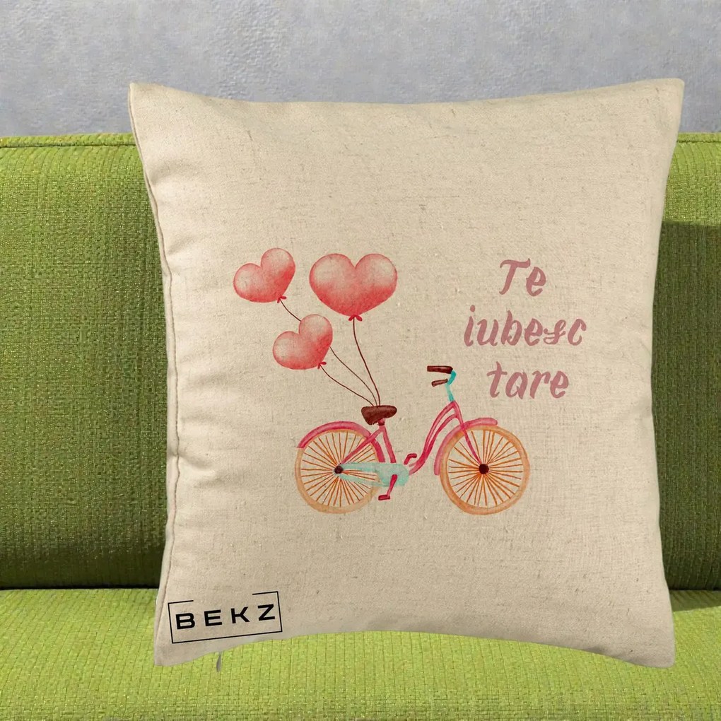 Perna Decorativa Te Iubesc Tare cu Bicicleta Roz si Baloane Inima, 40x40 cm, Bej, Husa Detasabila, Perna Inclusa, BEKZ®