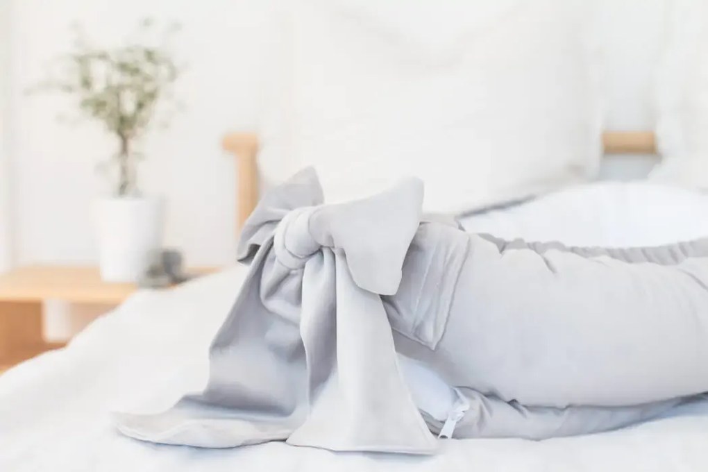 Suport de dormit Babynest Premium Bumbac Organic si Catifea Gri Deschis cu Funda by BabyLy, 80x50 cm