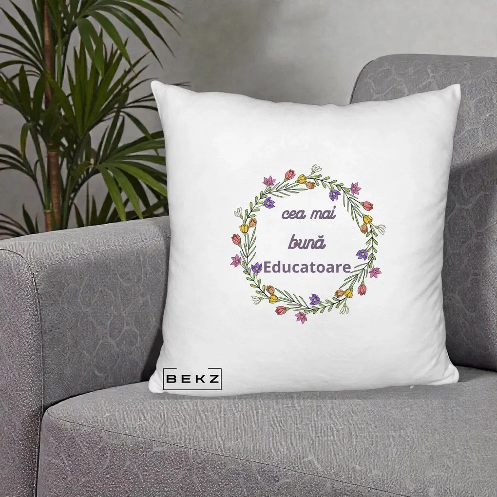 Cadou pentru Educatoare - Perna Personalizata Cea mai Buna Educatoare cu Coronita Florala Colorata, 40x40 cm, Alb Pufos, Husa Detasabila, Perna Inclusa, BEKZ®