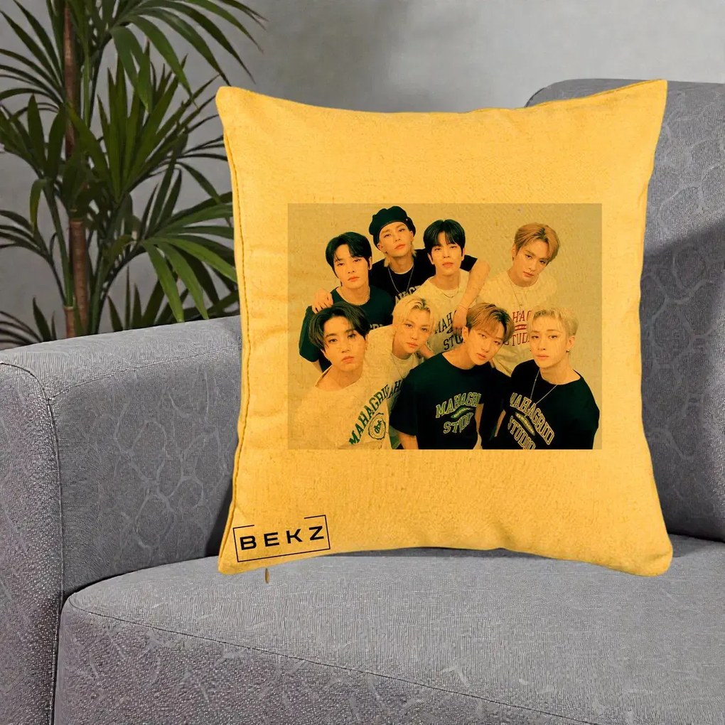 Perna Personalizata K-pop Stray Kids Foto Grup Text, 40x40 cm, Galben, Husa Detasabila, Perna Inclusa, BEKZ®