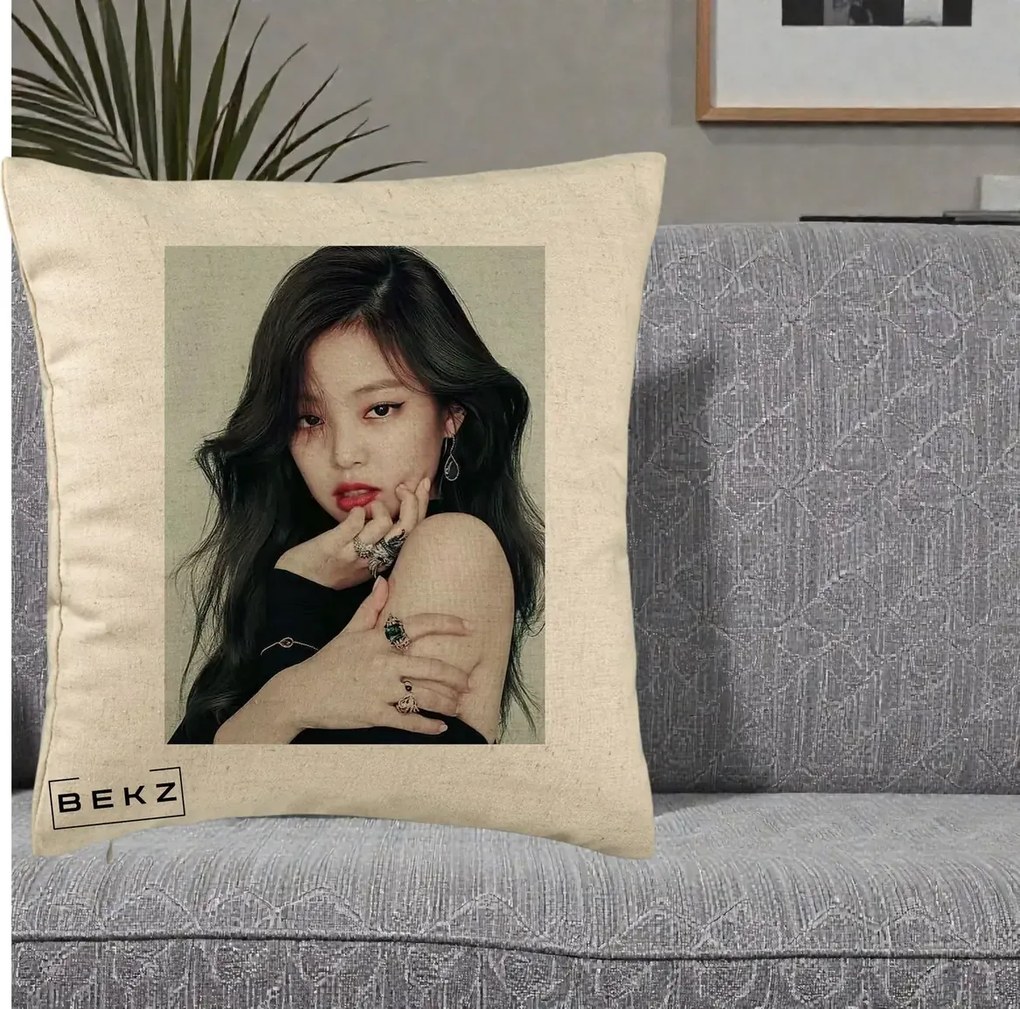 Perna Personalizata K-pop BLACKPINK Jennie Editorial Negru cu Inele, 40x40 cm, Bej, Husa Detasabila, Perna Inclusa, BEKZ®
