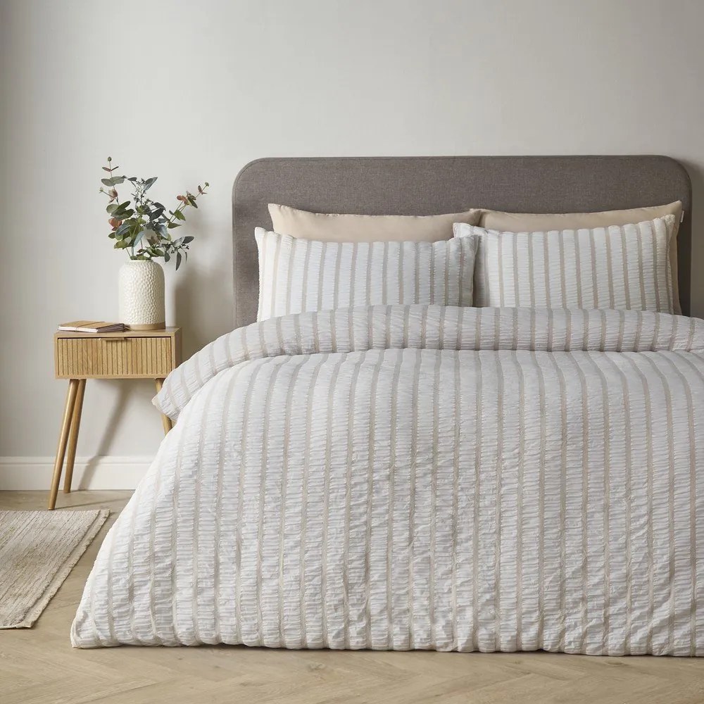 Lenjerie de pat bej pentru pat dublu cu 3 piese 200x200 cm So Soft Seersucker Stripe – Catherine Lansfield