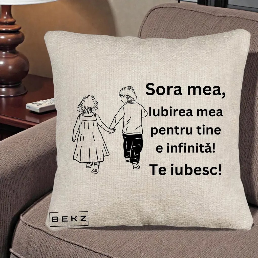 Cadou pentru Sora - Perna Personalizata Sora Mea Te Iubesc Copii Tinand Maini din Spate, 40x40 cm, Bej Canapea, Husa Detasabila, Perna Inclusa, BEKZ®