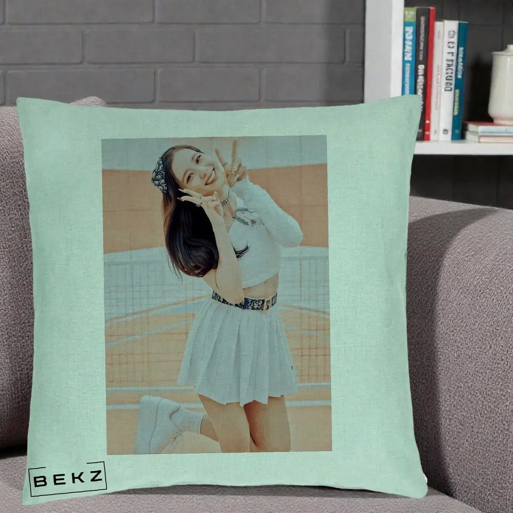 Perna Personalizata K-pop BLACKPINK Nayeon/Jisoo Tenis Alb, 40x40 cm, Verde Menta, Husa Detasabila, Perna Inclusa, BEKZ®