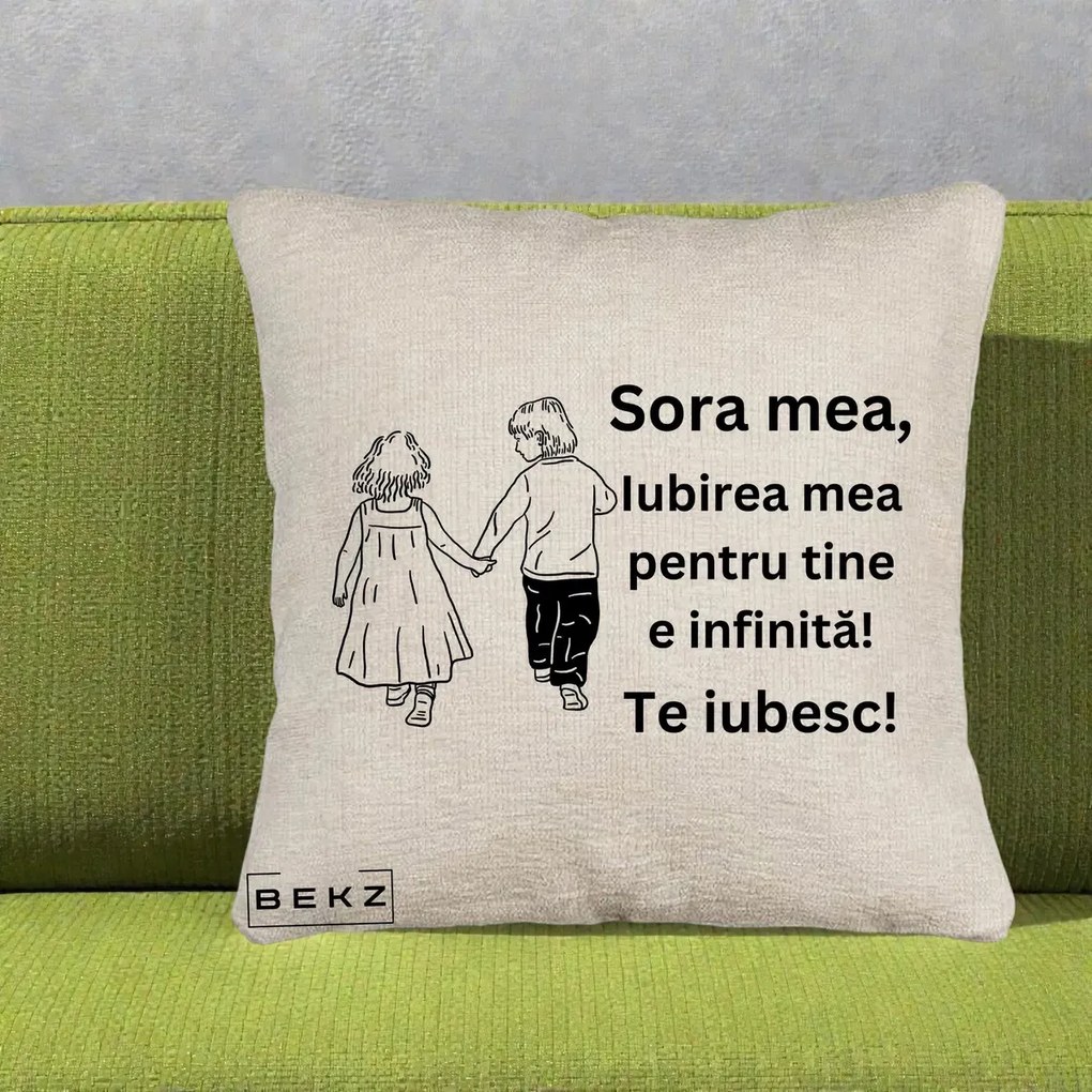 Cadou pentru Sora - Perna Personalizata Sora Mea Te Iubesc Copii Tinand Maini din Spate, 40x40 cm, Bej Canapea, Husa Detasabila, Perna Inclusa, BEKZ®