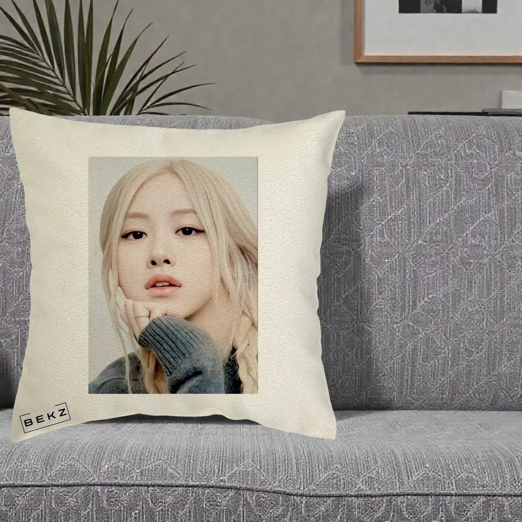Perna Personalizata K-pop BLACKPINK Rose cu Jucarie de Plus, 40x40 cm, Ecru, Husa Detasabila, Perna Inclusa, BEKZ®
