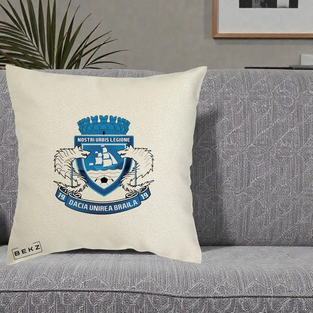 Perna Personalizata Dacia Unirea Braila 1919 Fotbal, 40x40 cm, Ecru, Husa Detasabila, Perna Inclusa, BEKZ®