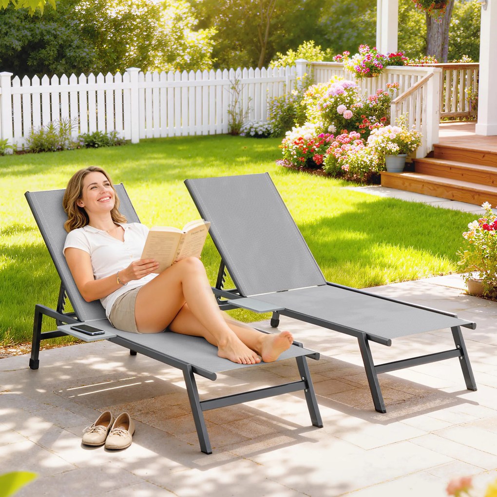 Outsunny Set 2 Șezlonguri Reglabile în 5 Poziții cu Măsuță Laterală și 2 Roți, din Metal și Poliester, Gri | Aosom Romania