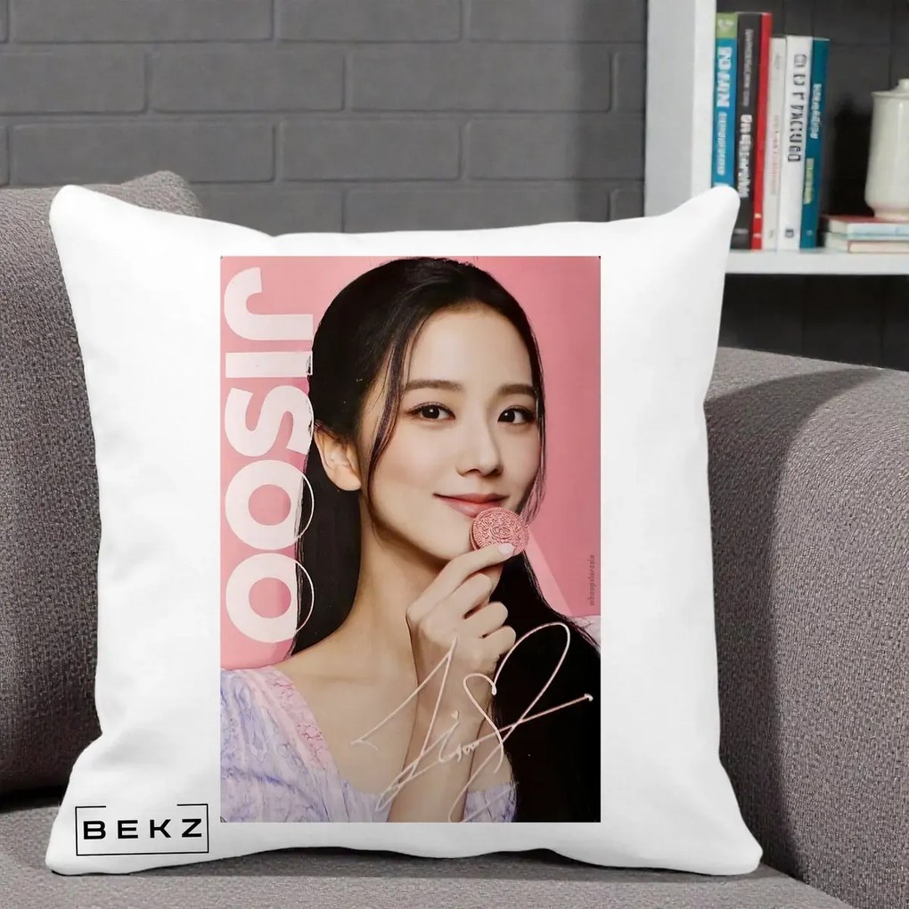 Perna Personalizata K-pop BLACKPINK Jisoo cu Semnatura si Fond Roz, 40x40 cm, Alba Mata, Husa Detasabila, Perna Inclusa, BEKZ®