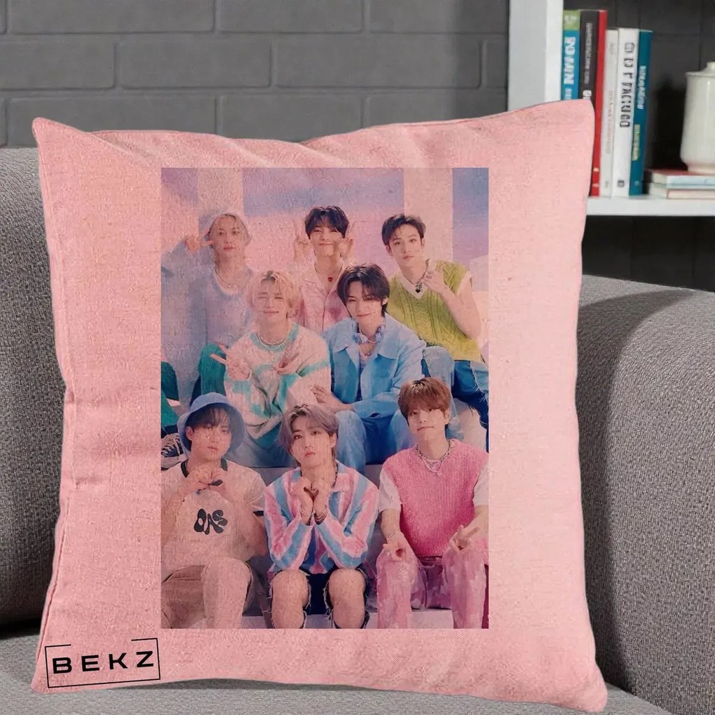 Perna Personalizata K-Pop Grup Foto Pasteluri cu 8 Artisti, 40x40 cm, Roz, Husa Detasabila, Perna Inclusa, BEKZ®