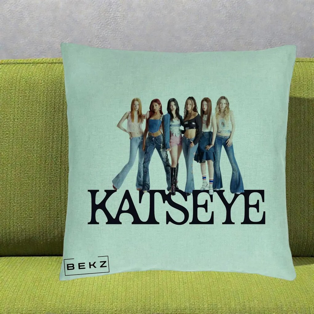 Perna Personalizata K-pop KATSEYE Foto Grup Blugi, 40x40 cm, Verde Menta, Husa Detasabila, Perna Inclusa, BEKZ®