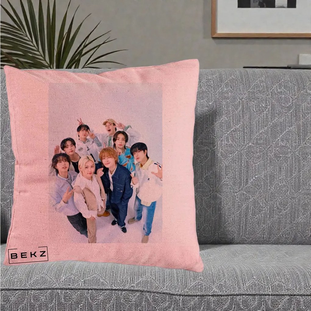 Perna Personalizata K-pop Stray Kids Foto Grup Alb cu 8 Membrii de Sus, 40x40 cm, Roz, Husa Detasabila, Perna Inclusa, BEKZ®