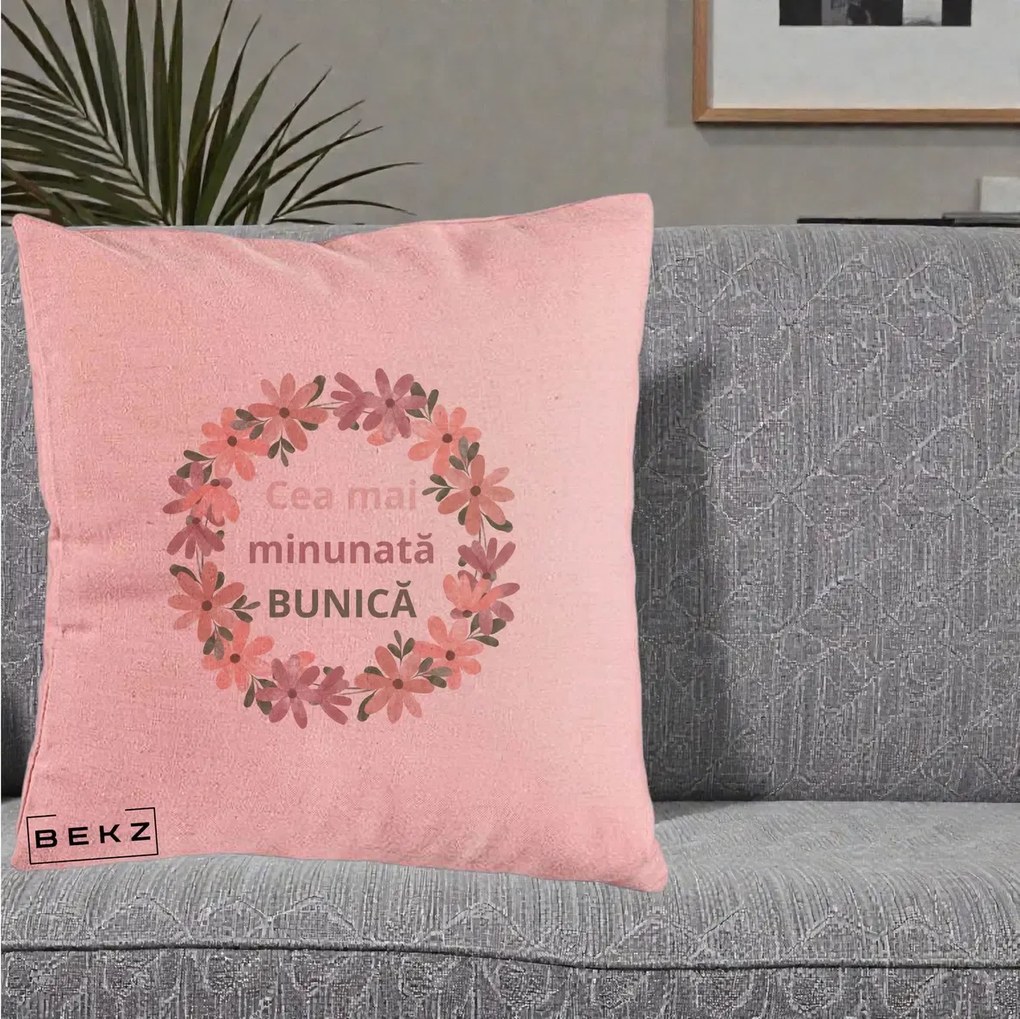 Cadou pentru Bunica - Perna Personalizata Cea Mai Minunata Bunica Coronita Flori Roz, 40x40 cm, Roz, Husa Detasabila, Perna Inclusa, BEKZ®