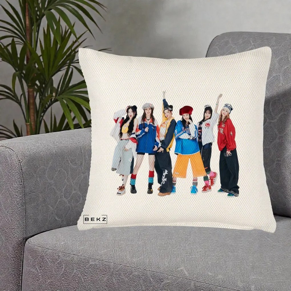 Perna Personalizata Grup K-pop Fete in Picioare Foto, 40x40 cm, Crem Reliefat, Husa Detasabila, Perna Inclusa, BEKZ®