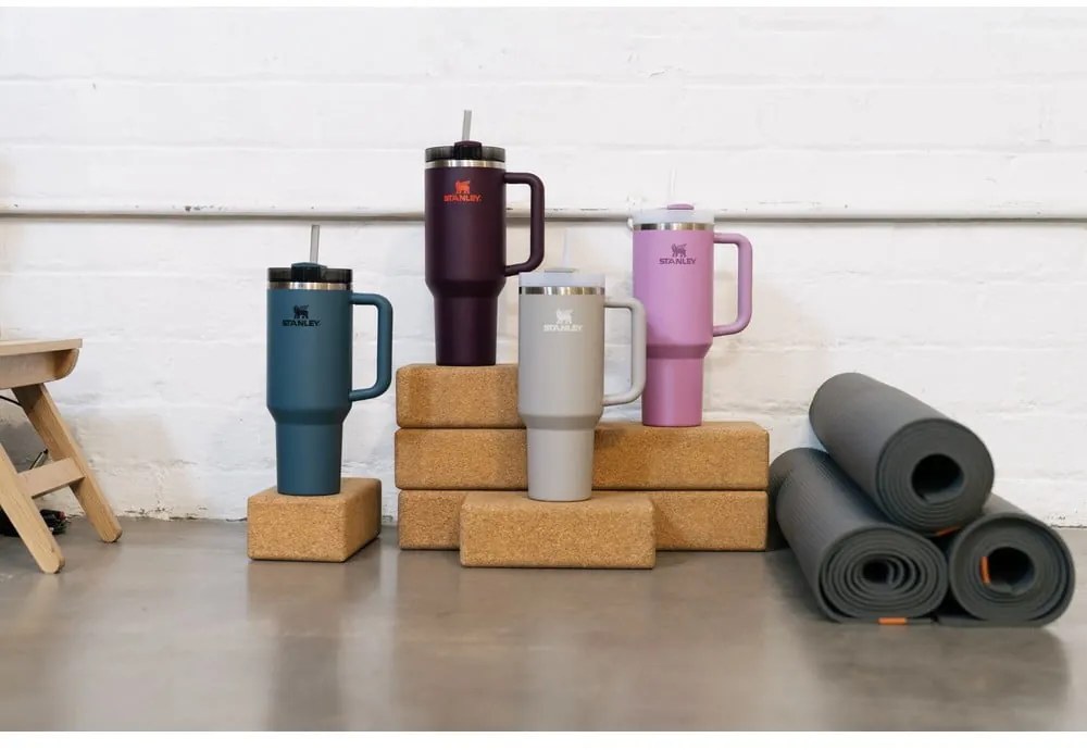 Termos violet cu pai din oțel inoxidabil 1,18 l Quencher H2.0 FlowState Tumbler Plum – Stanley