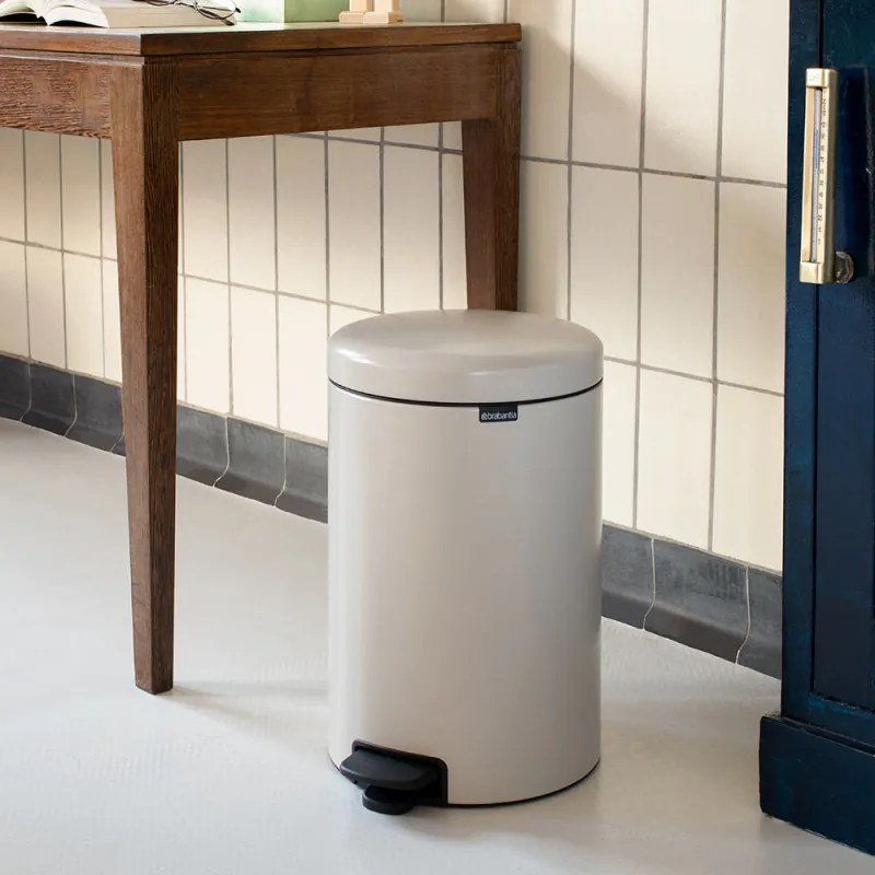 Cos de gunoi cu pedala Brabantia NewIcon 1005535, 20 L, Inchidere lina, Baza antiderapanta, Bej