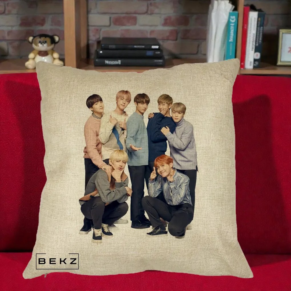 Perna Personalizata K-pop BTS Foto Grup In Picioare Tricoturi, 40x40 cm, Crem, Husa Detasabila, Perna Inclusa, BEKZ®