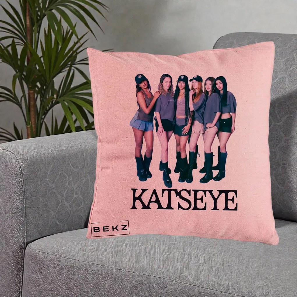 Perna Personalizata K-pop KATSEYE Grup Foto Tinute Gri, 40x40 cm, Roz, Husa Detasabila, Perna Inclusa, BEKZ®