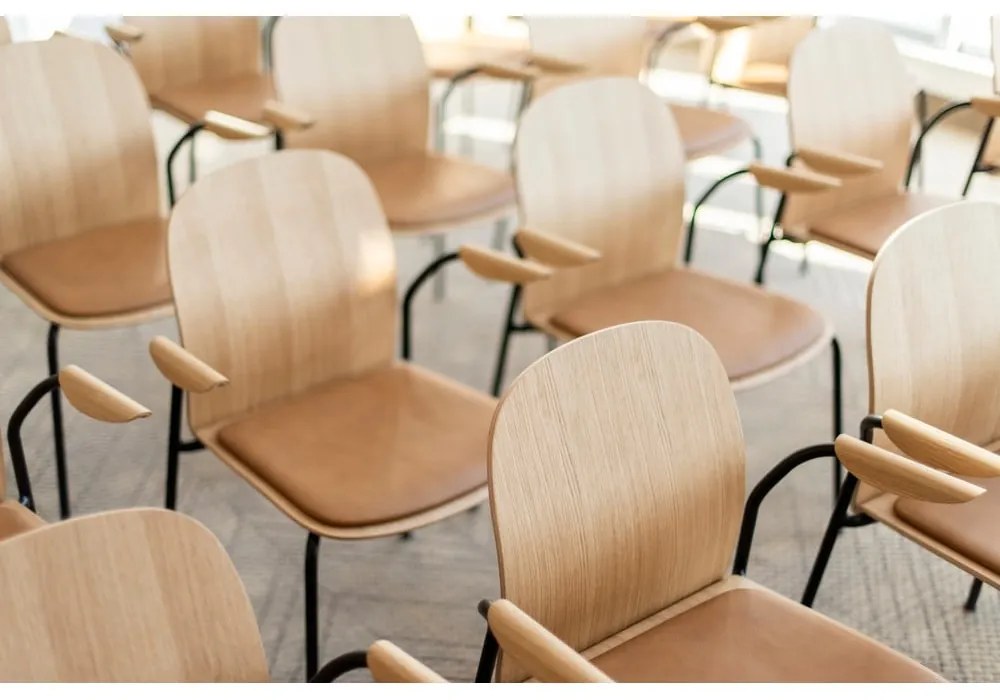 Scaune de dining maro coniac/în culoare naturală cu cotiere/stivuibile 2 buc. cu aspect de lemn de stejar Book – Gazzda