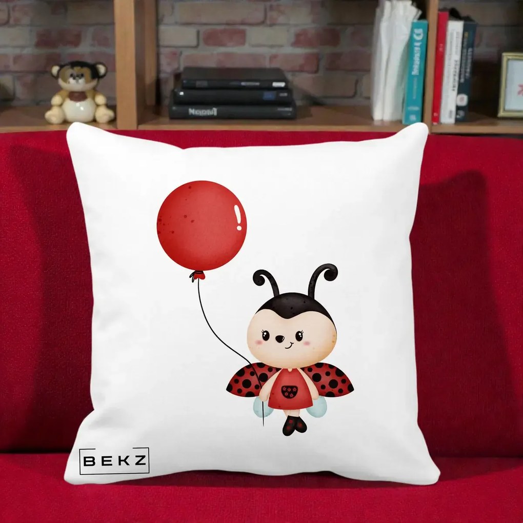 Perna Decorativa Buburuza cu Balon Rosu, 40x40 cm, Alba Mata, Husa Detasabila, Perna Inclusa, BEKZ®