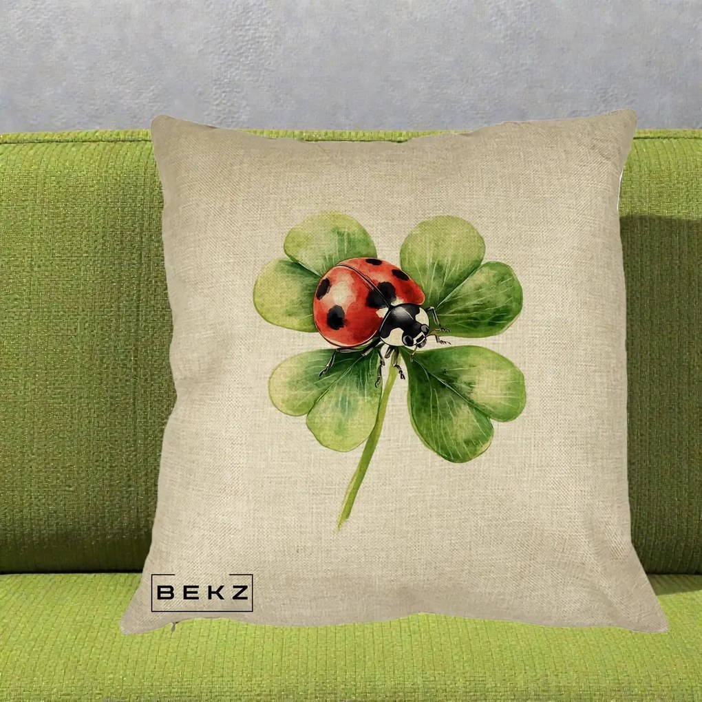 Perna Decorativa Buburuza Norocoasa pe Trifoi cu Patru Foi, 40x40 cm, Crem, Husa Detasabila, Perna Inclusa, BEKZ®
