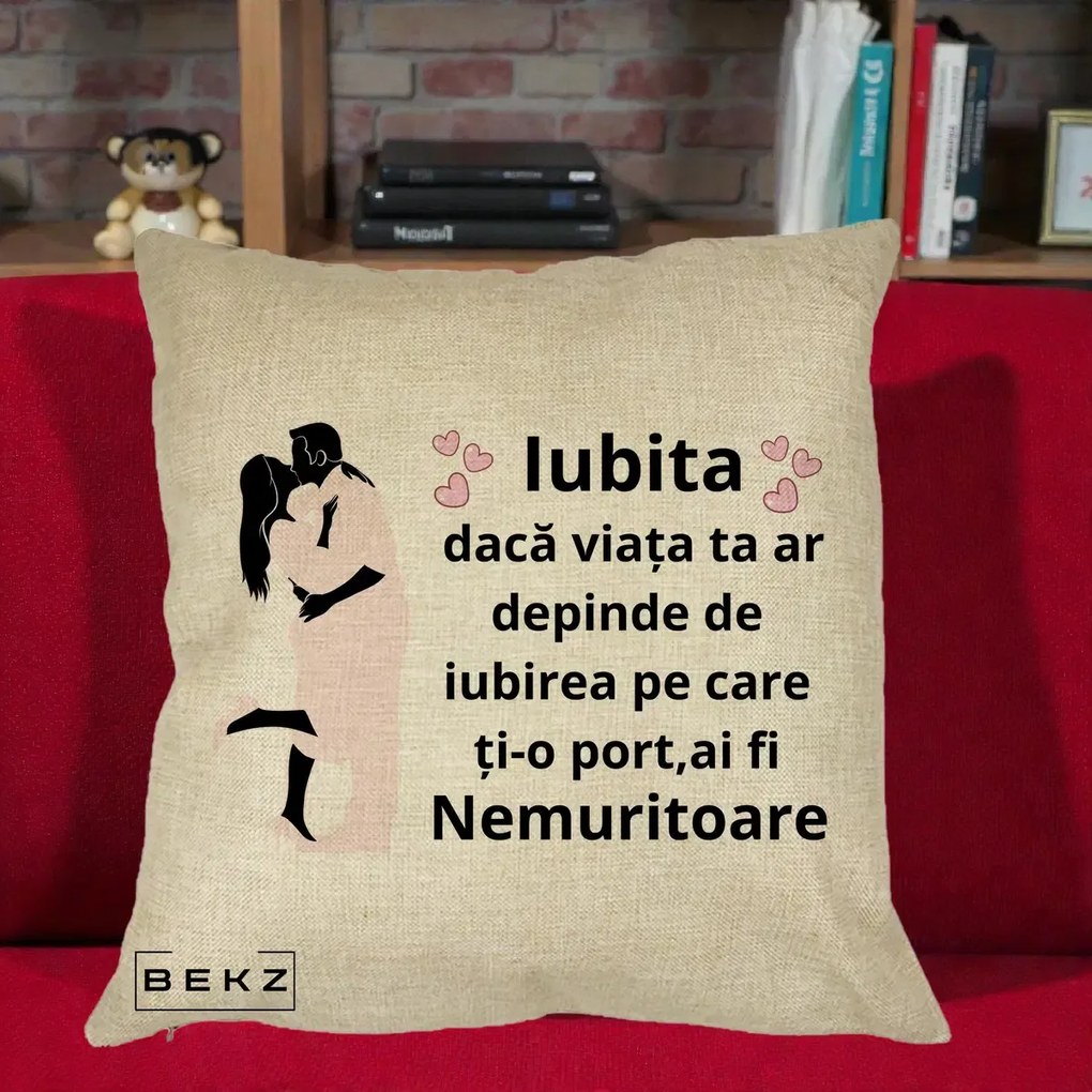 Cadou pentru Iubita - Perna Personalizata Iubita Nemuritoare cu Siluete de Cuplu, 40x40 cm, Crem, Husa Detasabila, Perna Inclusa, BEKZ®