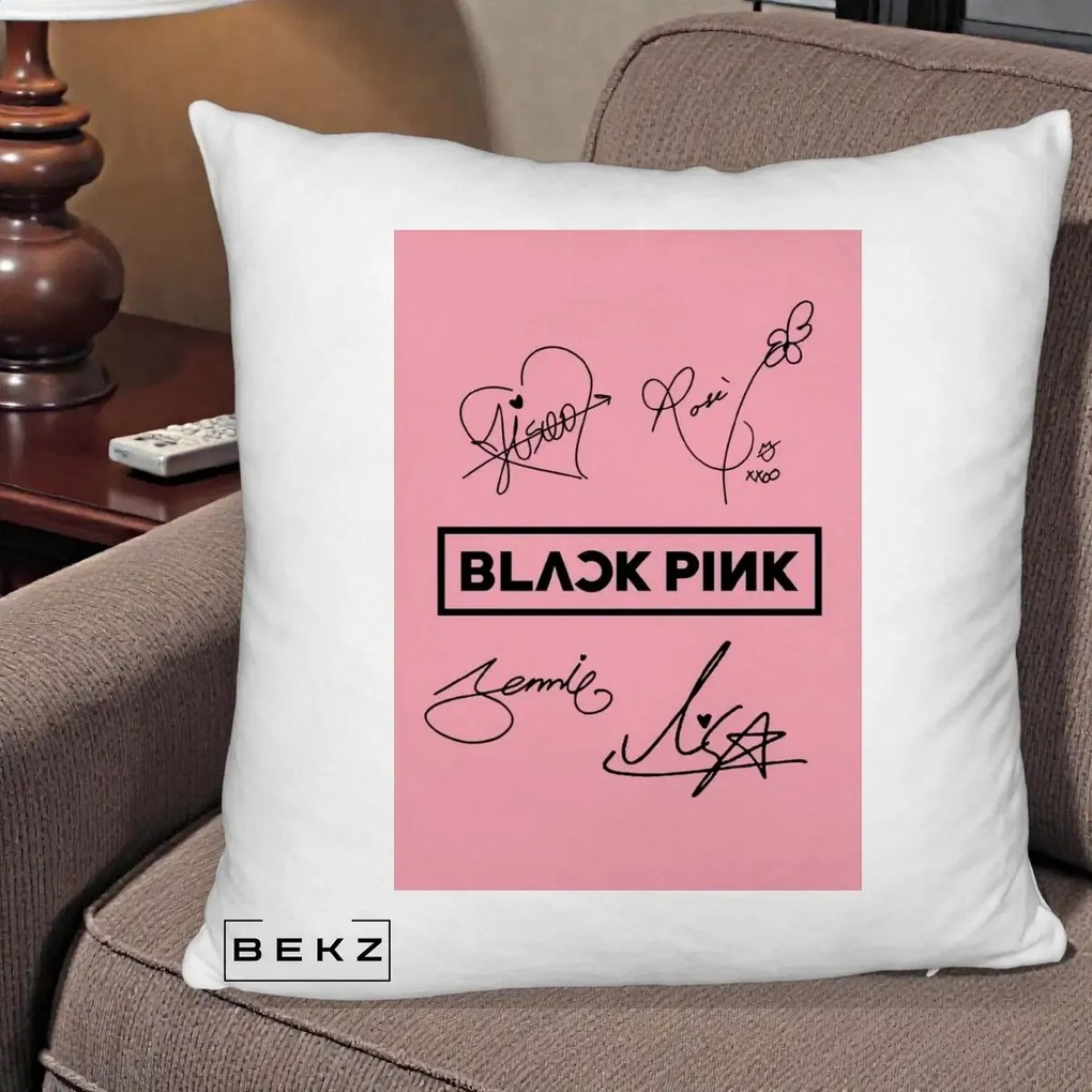 Perna Personalizata K-pop BLACKPINK Semnaturi Roz, 40x40 cm, Alb Pufos, Husa Detasabila, Perna Inclusa, BEKZ®