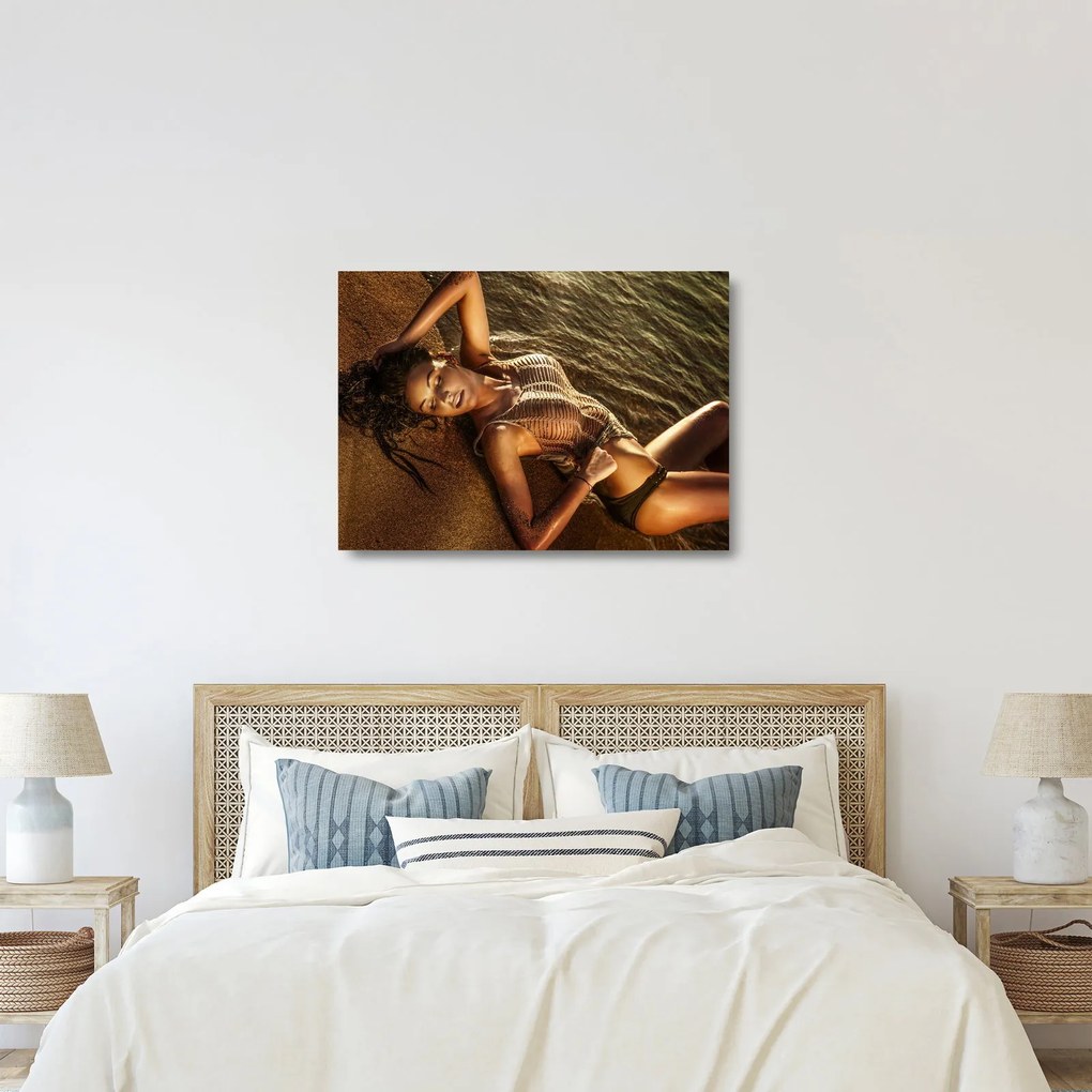 Tablou pe sticlă cu femeia întinsă pe plajă (70x50 cm)